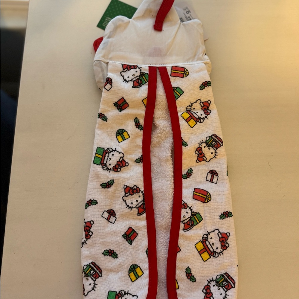 Hello Kitty Holiday Towel - Picture 3 of 3